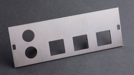 Frontplatte mit rückseitigen Gewindebolzen, 128 x 45 x 15 mm